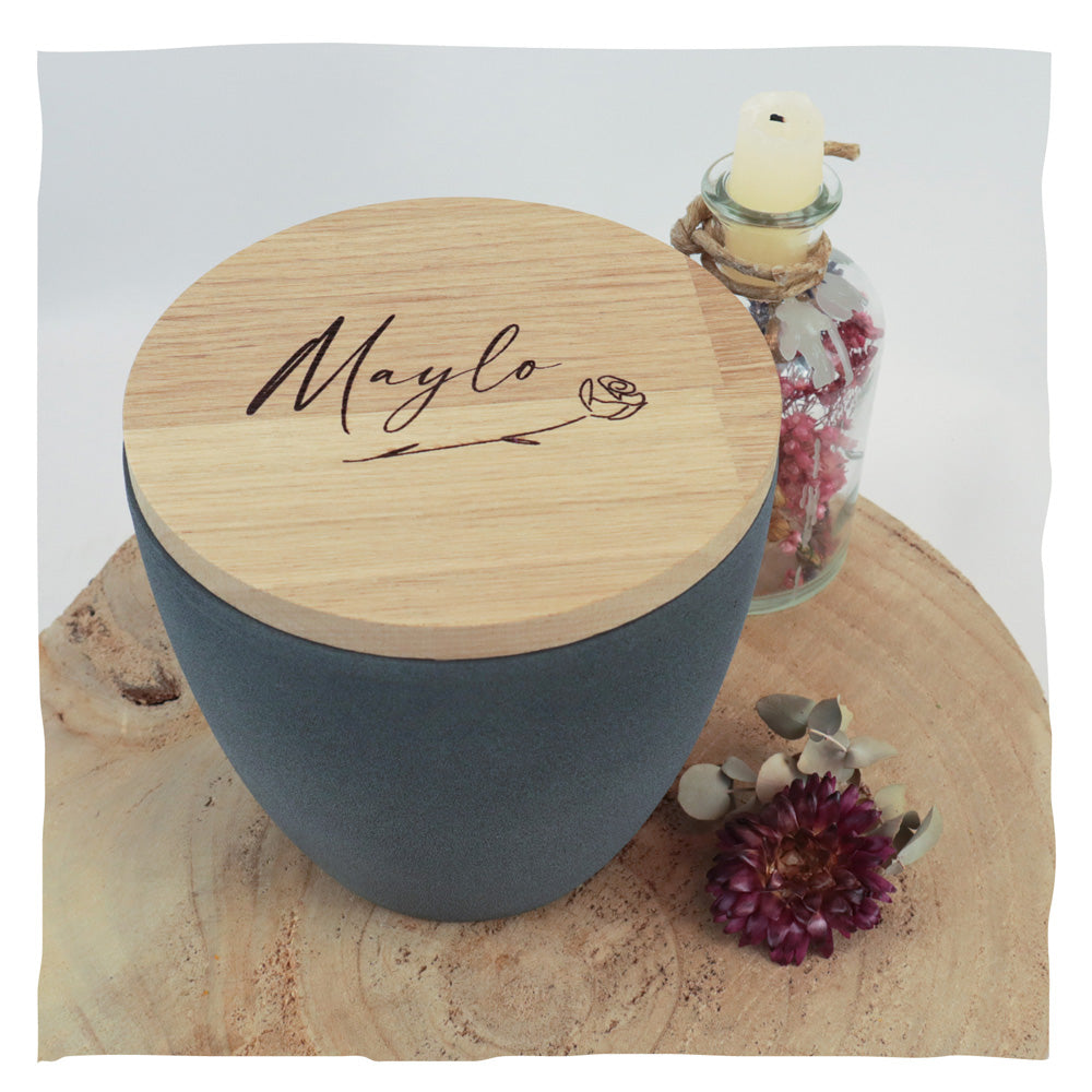 Inscription individuelle en écriture manuscrite avec rose